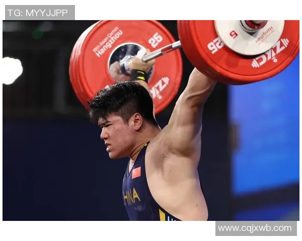 举重运动员的力量与坚持：从训练到赛场的成长之路
